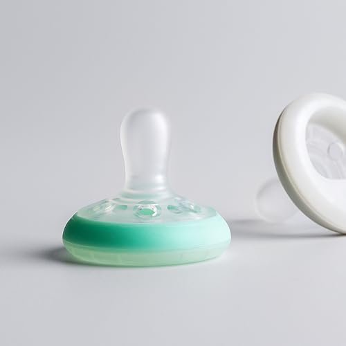 Tommee Tippee Breast-Like Night Pacifier, 0-6 Months, Breast-Like Baglet, BPA-Free Binkies, Glow in The Dark Technology, Teal/Blue, Pack of 4