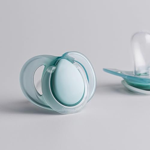 Tommee Tippee Night Time Pacifier, 0-6 Months, Symmetrical Silicone Baglet, BPA-Free Binkies, Glow in The Dark Technology, Pack of 2 with Reusable Sterilizer Pod